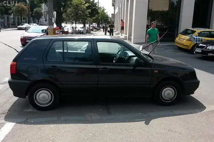 Șofer nesimțit ”pedepsit” de clujeni după ce și-a lăsat mașina în intersecție, pe Dorobanților FOTO