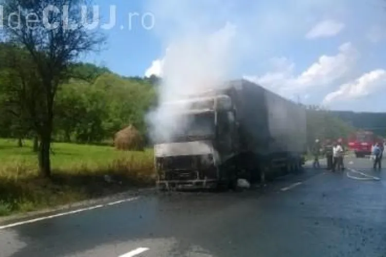 TIR în flăcări între Dej și Baia Mare. Cabina a luat foc FOTO