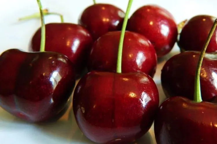 Ce FRUCTE de vară te ajută SĂ SLĂBEŞTI