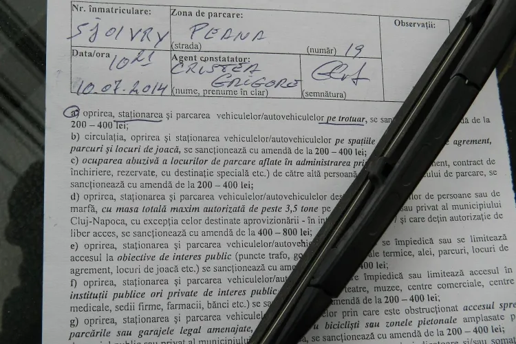 Moment ISTORIC? Primăria Clujului amendează mașinile parcate pe trotuar pe strada Primăverii - FOTO