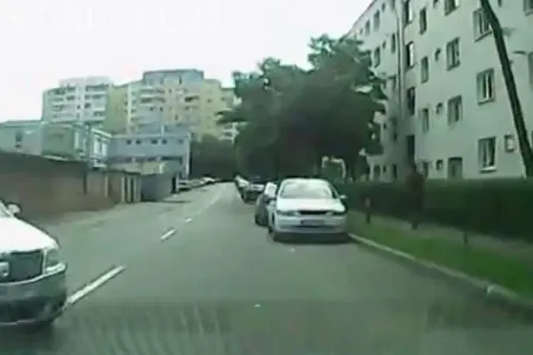 A evitat accidentul în ultimul moment! Incident pe strada Bucegi, în Mănăștur filmat de un șofer - VIDEO