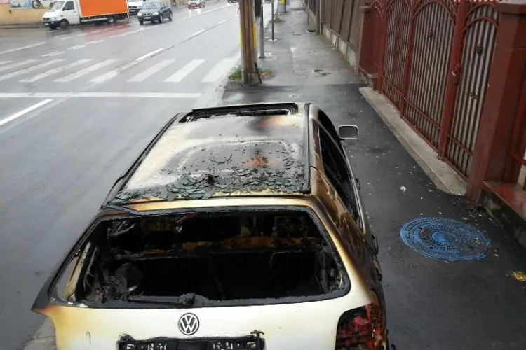 Mașina incendiată pe Traian Vuia, abandonată pe marginea drumului - FOTO