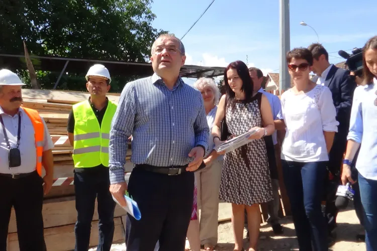 Boc: Romii care nu își dau copiii la școală nu vor mai primi ajutoare sociale - VIDEO