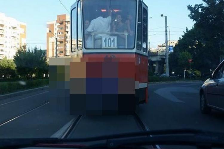 Așa se CĂLĂTOREȘTE la Cluj cu tramvaiul! Călare pe tamponul tramvaiului ca în India - FOTO