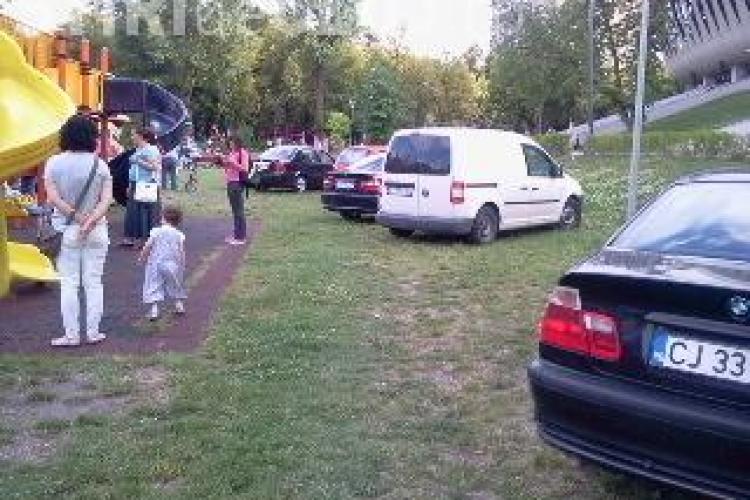 Locul de joacă de lângă Cluj Arena a devenit un pericol pentru copii? Șoferii intră cu mașinile până în parc FOTO