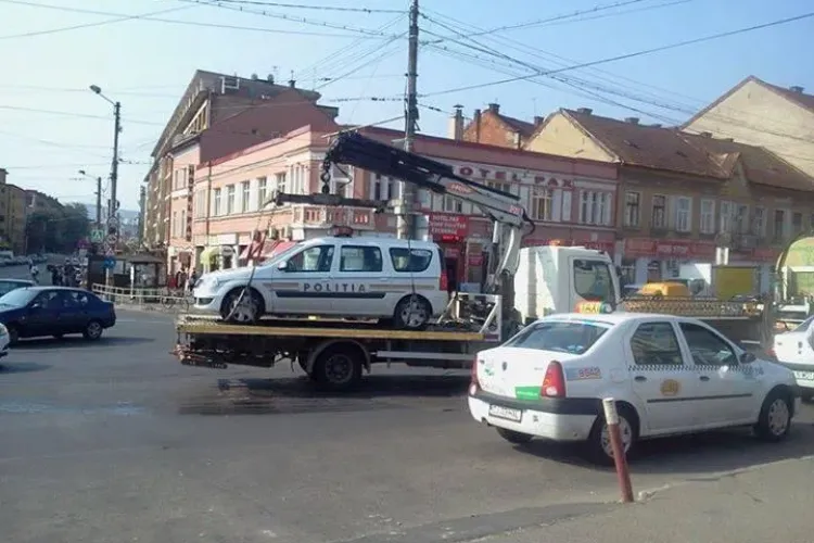 La Cluj, legea-i lege - Mașina poliției ridicată pe platformă - FOTO