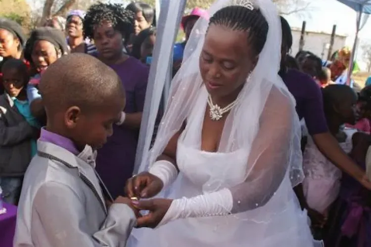 Nuntă ȘOC: Mirele are 9 ani, iar mireasa are 62 de ani - FOTO