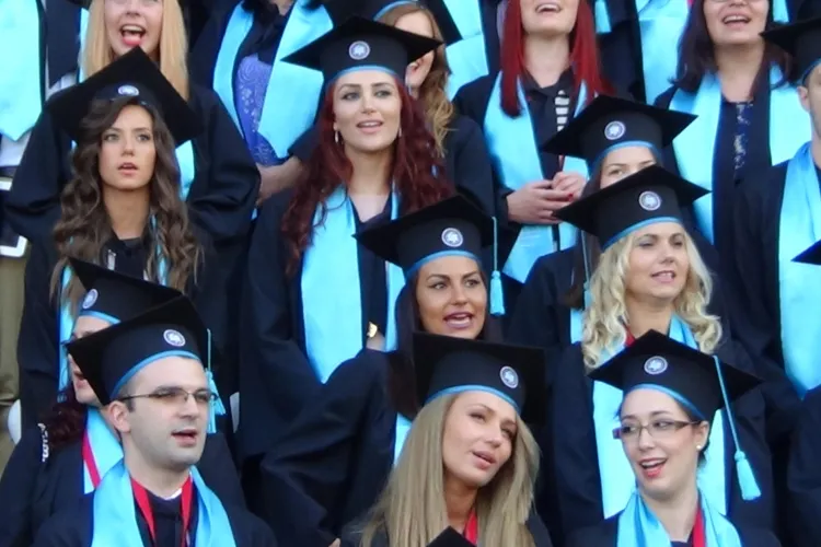 Ceremonie de absolvire UMF Cluj 2014 - Frumoasele doctorițe au cântat cu FOC - VIDEO