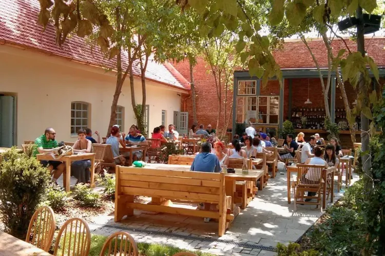 Vecinii terasei Boema cer din nou să fie închisă: Fiica mea nu a putut dormi și avea BAC -ul!