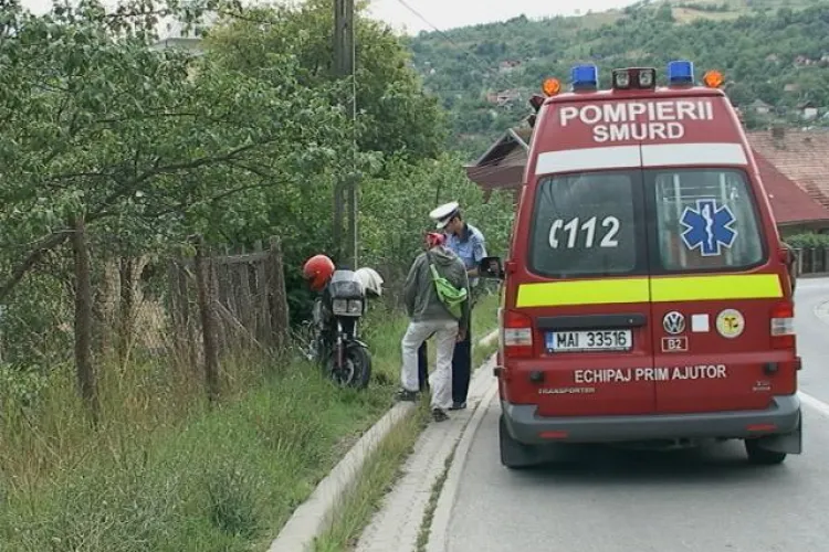 Doi tineri s-au răsturnat cu motocicleta la Dej: Norocul lor că au purtat căștile de protecție FOTO