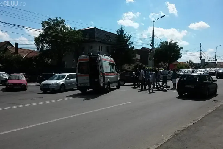 Motociclist lovit de o Dacie, pe podul de lângă Gara Cluj. Șoferul susține că bikerul avea viteză - FOTO