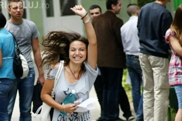 Elevii cu ZECE la Evaluare și BAC primesc câte 2.000 lei - 3.000 lei de la Guvern. De ce se face diferențe?