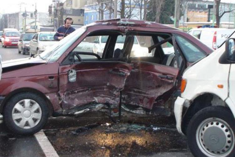 Accident la intersecţia străzilor Donath cu Buzău. A lovit bordura, iar mașina a fost ”aruncată” pe contrasens