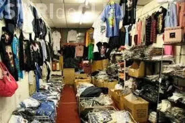 Haine contrafăcute de peste 13.000 lei confiscate de poliţişti dintr-un magazin din Cluj