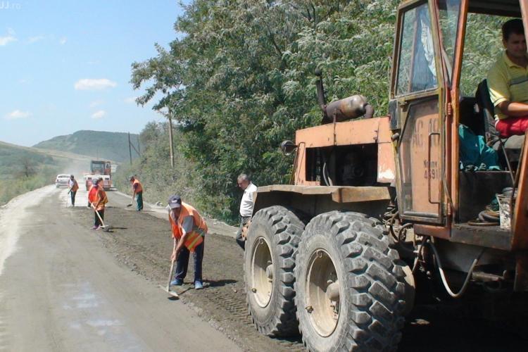 Speriați de PROTESTE, constructorii lucrează și în weekend la drumul GROAZEI - Gherla - Fizeşu Gherlii - Ţaga