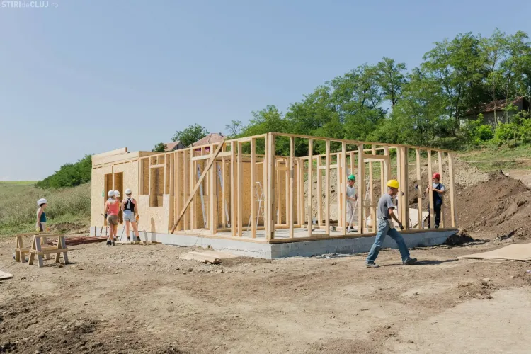 Veste bună pentru o clujeancă! Un grup de voluntari britanici îi contruiește o casă în care să-și crească fiul FOTO