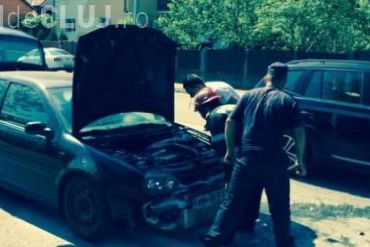 O mașină a luat foc la Dej! Un tânăr s-a trezit cu flăcări de sub capotă FOTO
