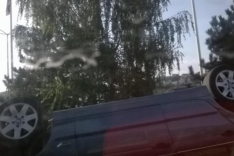 S-a răsturnat cu BMW -ul lângă METRO - Florești - A doborât gardul și un panou publicitar - FOTO
