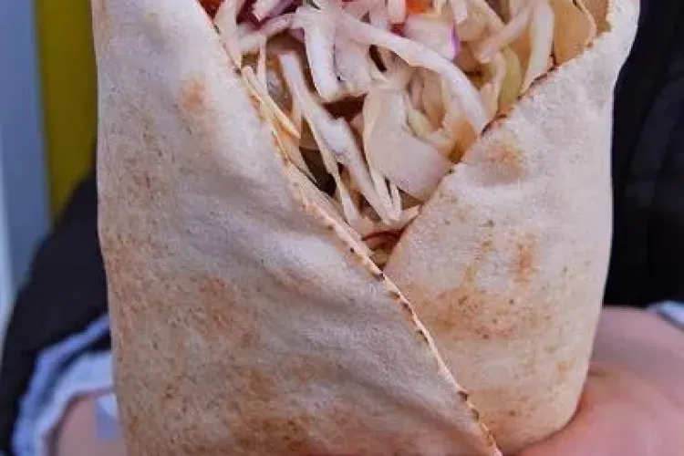 Cadru medical din Cluj UMILIT la o shaormerie: Mi-au spus că vin de pe CENTURĂ din Spania ca să le fac figuri