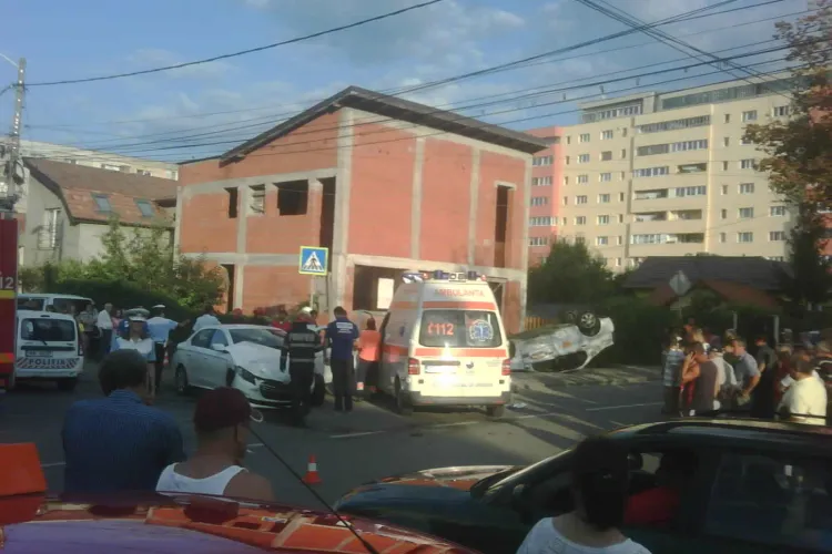 Un taximetru s-a răsturnat spectaculos în urma unui accident în Mărăști! Un șofer nu i-a acordat prioritate - FOTO