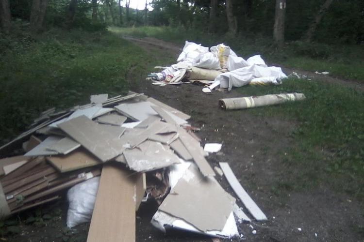 Deșeuri și materiale de construcții aruncate în pădure la Cluj - FOTO