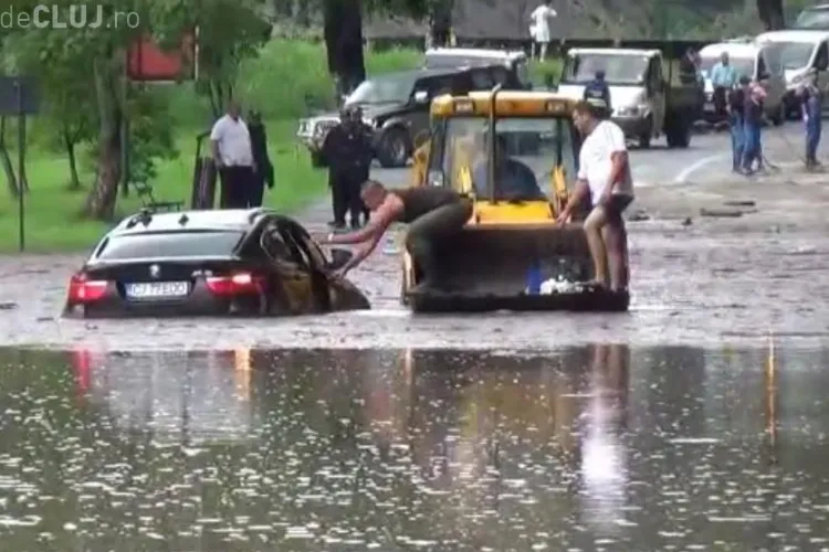 Un clujean cu BMW s-a crezut mai șmecher ca toți! Bolidul i s-a ”înecat” în apa de pe drum - VIDEO