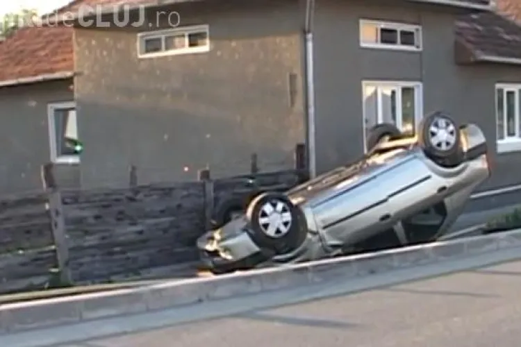 Accident rutier Ocna Dej! O șoferiță a dat în bordură și s-a răsturnat cu mașina VIDEO