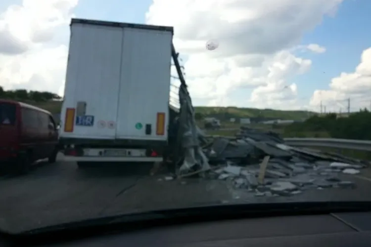 Un TIR și-a pierdut încărcătura de granit la ieșire din Apahida - FOTO