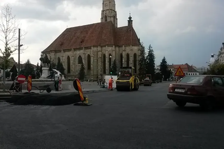 Asfaltarea centrului Clujului se termină joi seara. Vestea PROASTĂ e că se reiau lucrările
