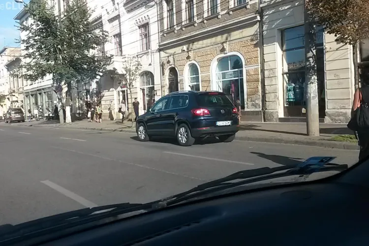 Parcare de ministru la Cluj! Marga și-a parcat mașina în stradă - FOTO