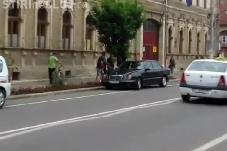 Accident la Gherla! Un Mercedes a lovit o tânără pe trecerea de pietoni - VIDEO