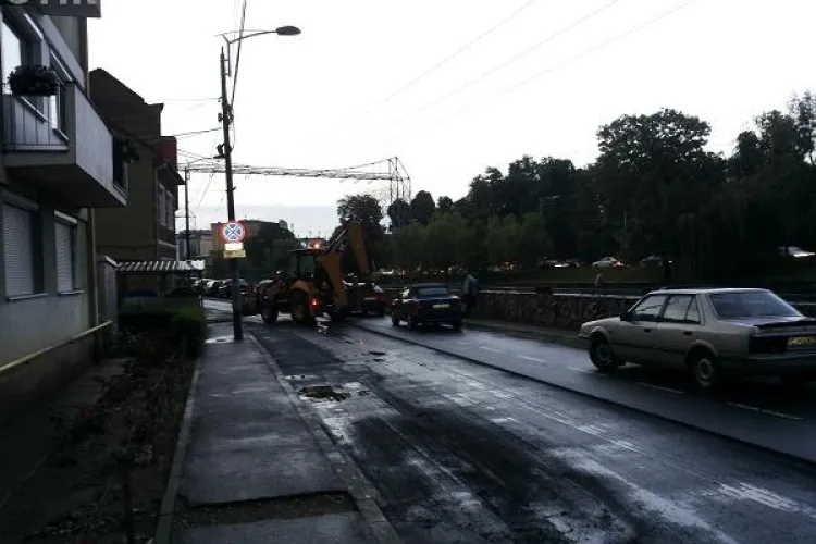 Nesimțire fără limite din partea muncitorilor la Cluj! Au mutat o mașină cu excavatorul FOTO