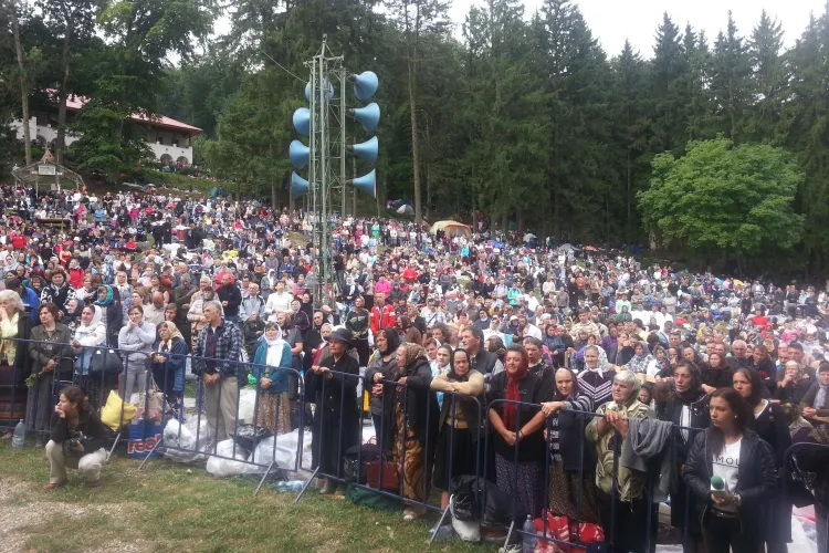 Credincioșii s-au rugat în frig la Mănăstirea Nicula. Nimeni nu s-a clintit din loc - FOTO