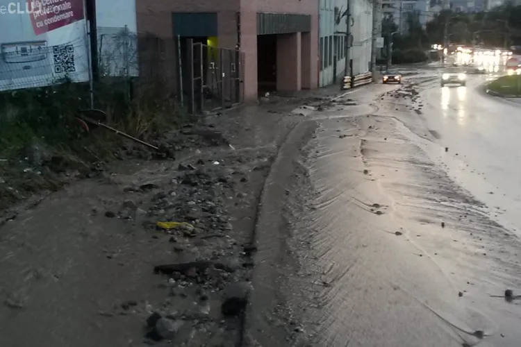 Calea Turzii a semănat cu un râu, joi seara. Apa a ajuns în centrul Clujului - FOTO