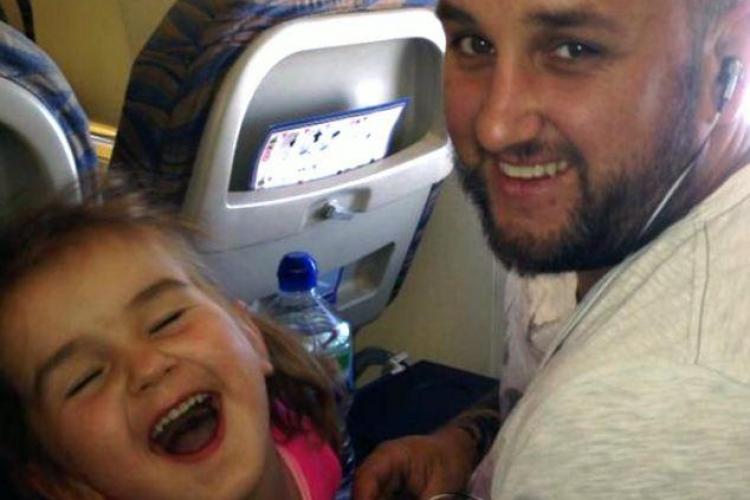 O fetiță de 4 ani a intrat în șoc anafilactic în avion, după ce un pasager a deschis o pungă de alune la bord