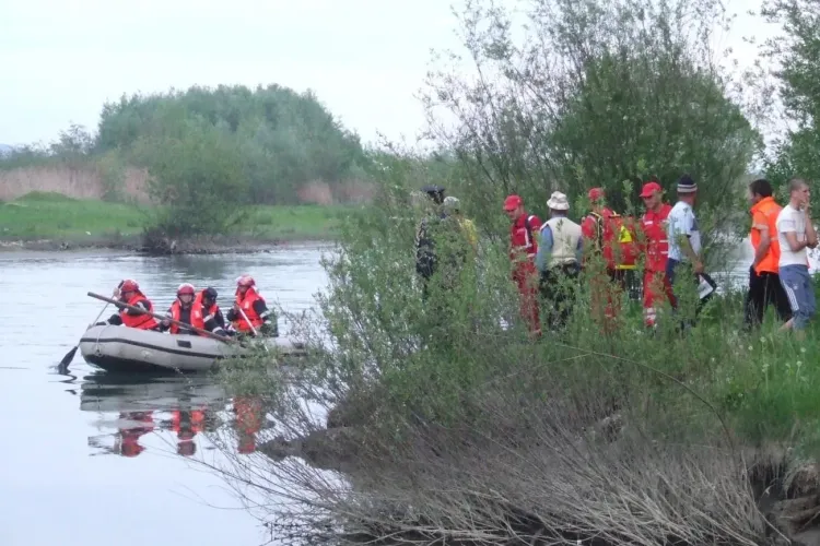 Drama pe un lac de agrement din Cluj! Familia este DISPERATĂ