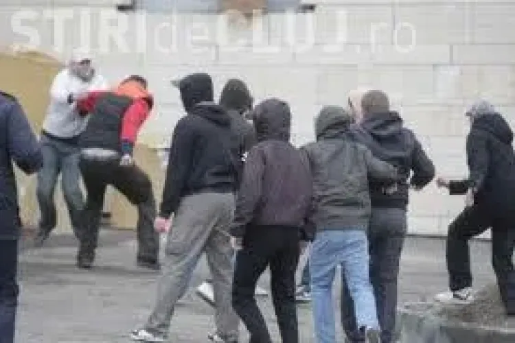 Suporterii CFR Cluj luați la bătaie în fața stadionului din Gruia. Atacatorii erau fani ”U” Cluj