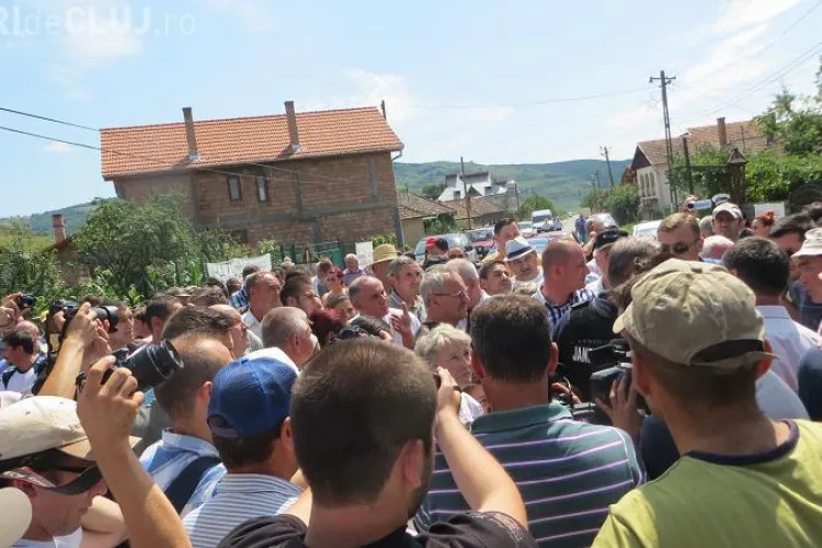 Protest la Gherla! Oamenii din Fizeșu Gherlii au blocat drumul prin metoda ”pietonul” - FOTO