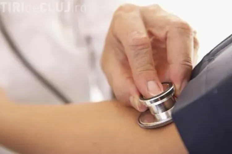 Falsă asistentă cercetată pentru furt. Intra în casele clujenilor și le lua banii