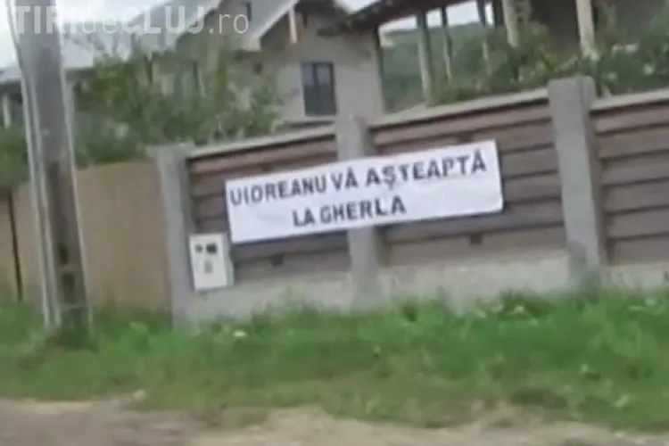 Localnicii din Fizeșu Gherlii au umplut DRUMUL GROAZEI cu bannere: ”Uioreanu vă așteaptă la Gherla” - VIDEO