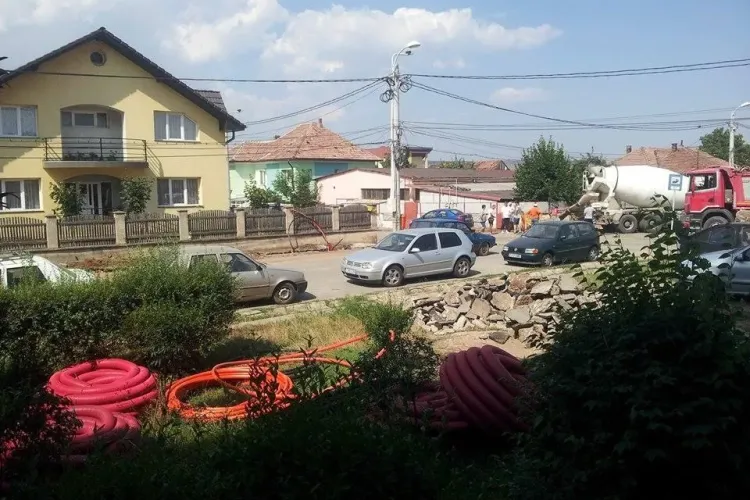 Pe stada Jiului din Cluj-Napoca se lucrează de 3 luni. NE-AM SĂTURAT! - FOTO