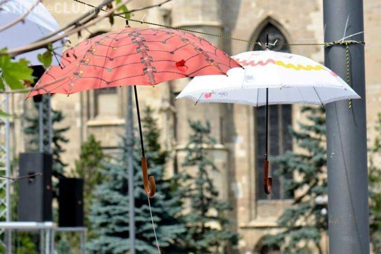 Umbrele agățate pe sârmă în Piața Unirii! Centrul orașului e ca o sufragerie la Colours of Cluj - FOTO