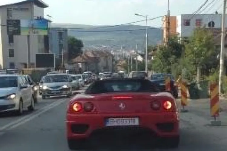 Un Ferrari 360 Spider se ”chinuie” pe șantierul de pe Calea Turzii - VIDEO
