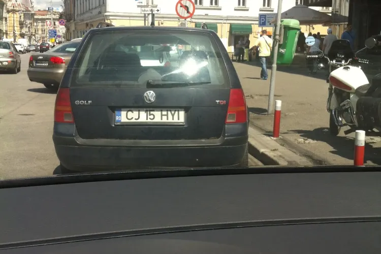 Își bate joc de cei cu handicap! Clujeanul cu ecuson în bord, dar care e PERFECT sănătos - VIDEO