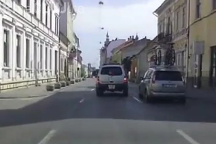 Aproape de ACCIDENT pe strada Napoca! Drumul era gol, dar se puteau face PRAF - VIDEO 