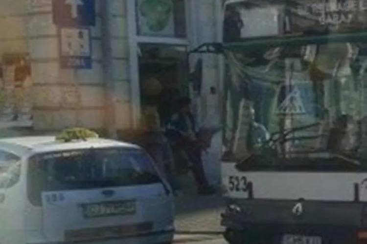 Accident rutier lângă SORA! Un taximetrist a tăiat trei benzi și a fost lovit de un autobuz - FOTO