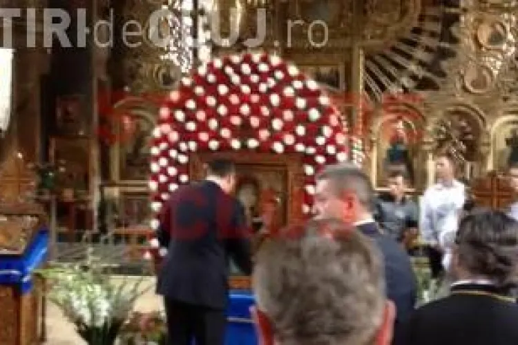 Icoana de la Nicula curățată cu soluție de geamuri pentru vizita lui Ponta