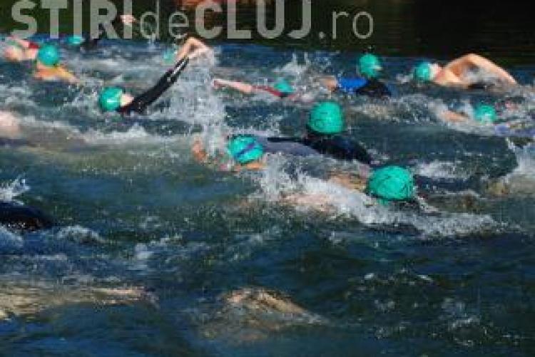 Peste 120 de persoane vor traversa Tarnița sâmbătă. Cel mai bătrân înotător are aproape 70 de ani