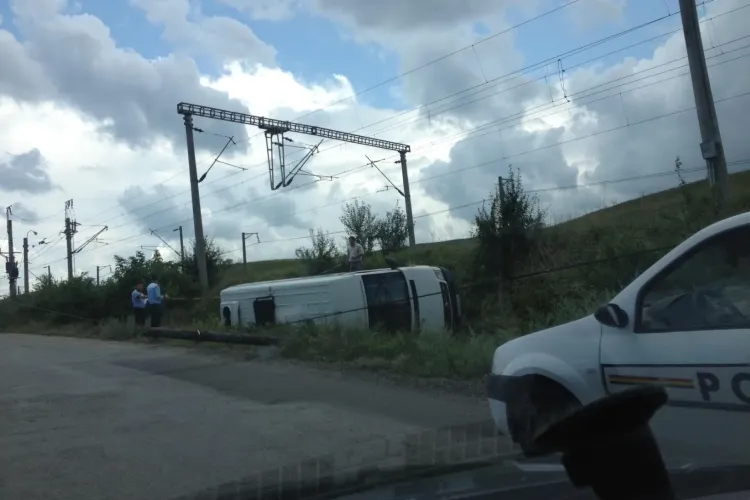 Accident la Apahida! Un microbuz s-a răsturnat la intrare în comună - FOTO și VIDEO
