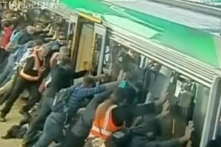 IMPRESIONAT! Zeci de pasageri au împins un vagon pentru a-l ajuta pe un bărbat prins dedesubt - VIDEO